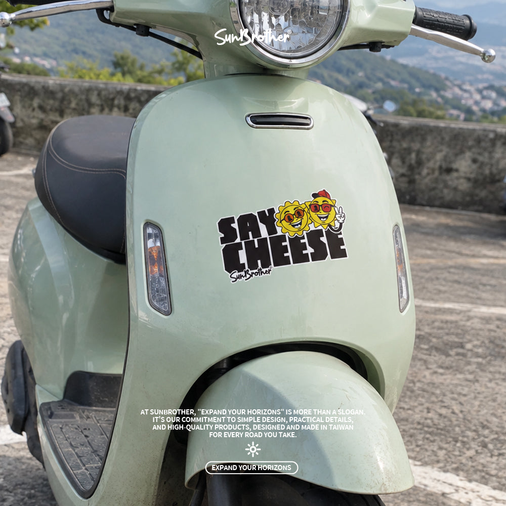 來，看鏡頭 SAY CHEESE 日日兄弟 車貼 實貼情境